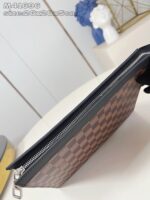 Pochette in pelle con motivo tartan marrone, elegante, compatta e versatile per ogni occasione.