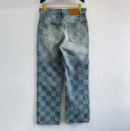Jeans in denim a quadricromia con motivo checkered, taglio dritto, stile moderno e autentico.