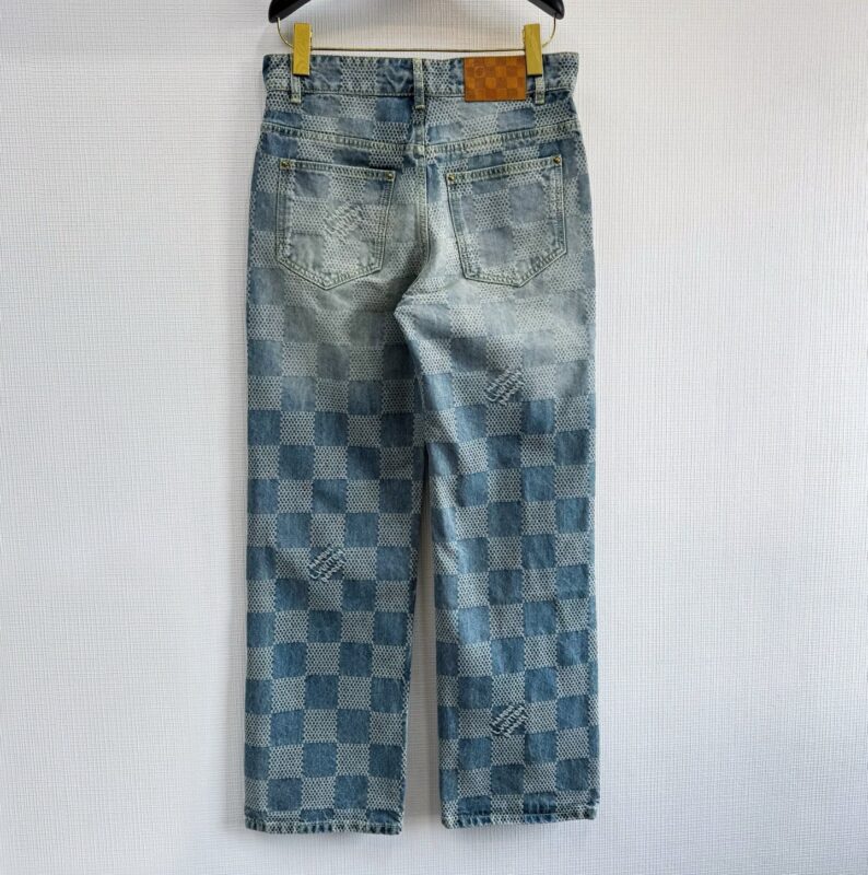 Jeans in denim a quadricromia con motivo checkered, taglio dritto, stile moderno e autentico.