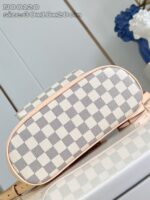 Borsa elegante a fantasia checkered panna e grigio, con dettagli in pelle e tracolla pratica.