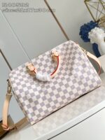 Borsa elegante con motivo checkerboard, manici in pelle, tracolla regolabile e dettagli raffinati.