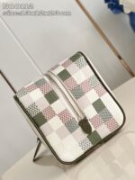 Borsa elegante con motivo checkered verde, rosa pastello e dettagli raffinati.
