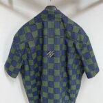 Camicia corta a quadri navy e verde, linea casual, dettagli logo sul retro, perfetta per l’estate.