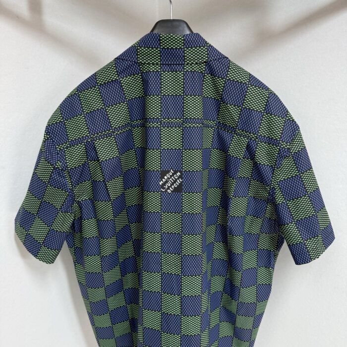 Camicia corta a quadri navy e verde, linea casual, dettagli logo sul retro, perfetta per l’estate.