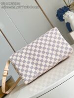 Borsa a mano color pastello con motivo checkered, elegante e versatile per ogni occasione.