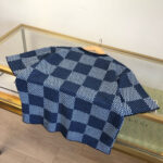 Camicia casual a quadri blu e bianco, stile moderno, morbida e versatile per ogni occasione.