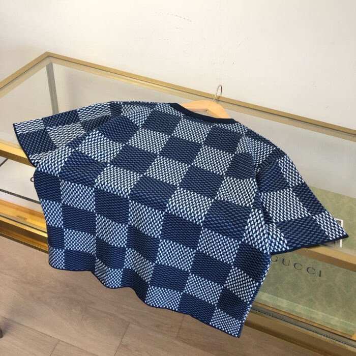 Camicia casual a quadri blu e bianco, stile moderno, morbida e versatile per ogni occasione.