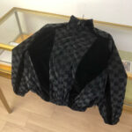 Giacca oversize in velluto con motivo checkered, stile moderno e dettagli eleganti.