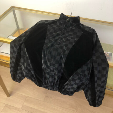 Giacca oversize in velluto con motivo checkered, stile moderno e dettagli eleganti.
