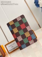 Portafoglio moderno colorato a tartan su superficie riflettente, stile elegante e vivace.