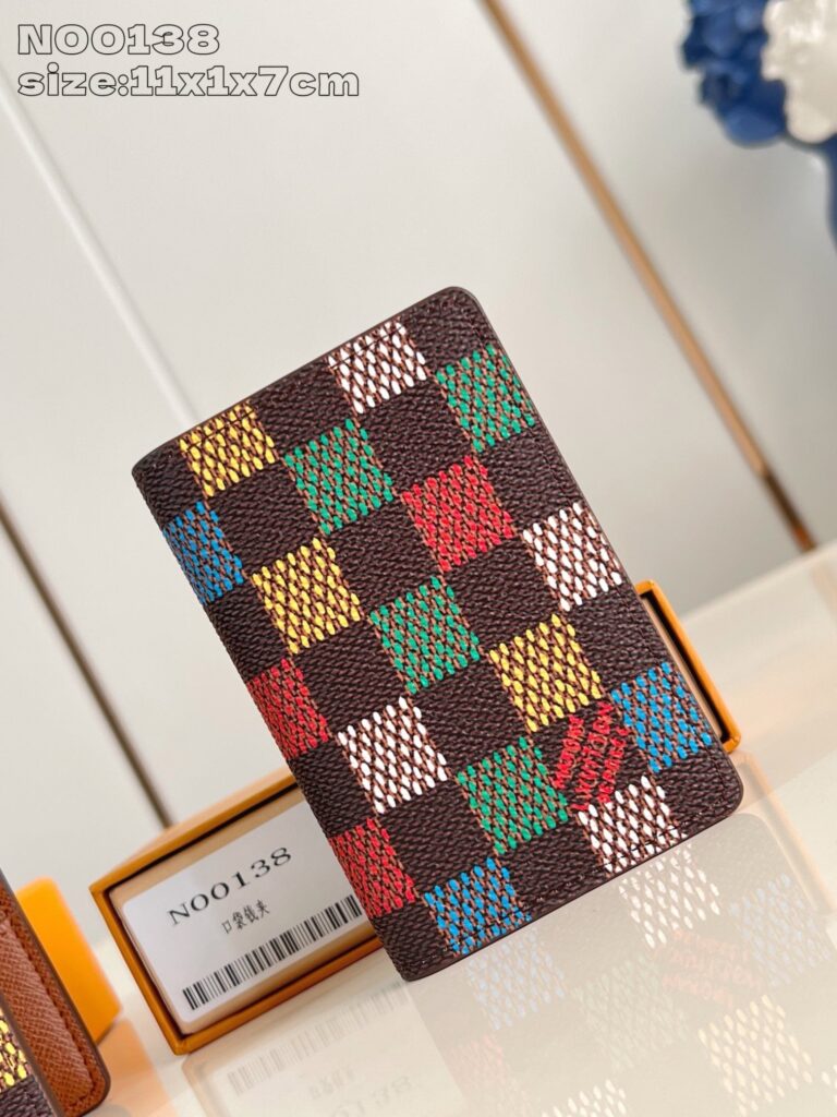 Portafoglio moderno colorato a tartan su superficie riflettente, stile elegante e vivace.