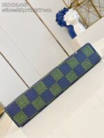 Borsa cilindrica moderna con motivo a quadretti blu e verde, stile elegante e pratico.