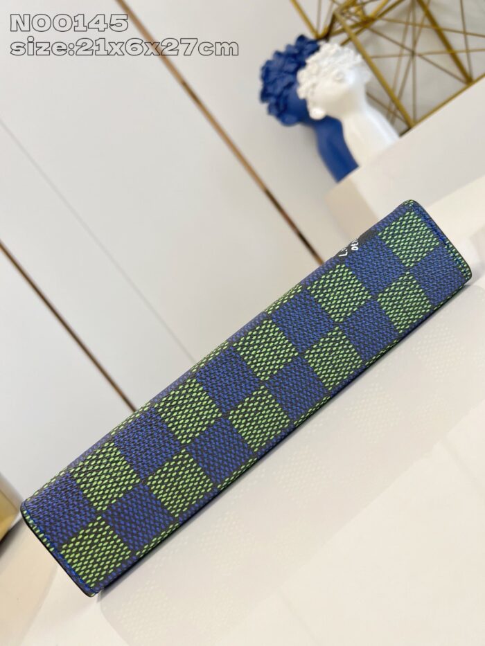 Borsa cilindrica moderna con motivo a quadretti blu e verde, stile elegante e pratico.