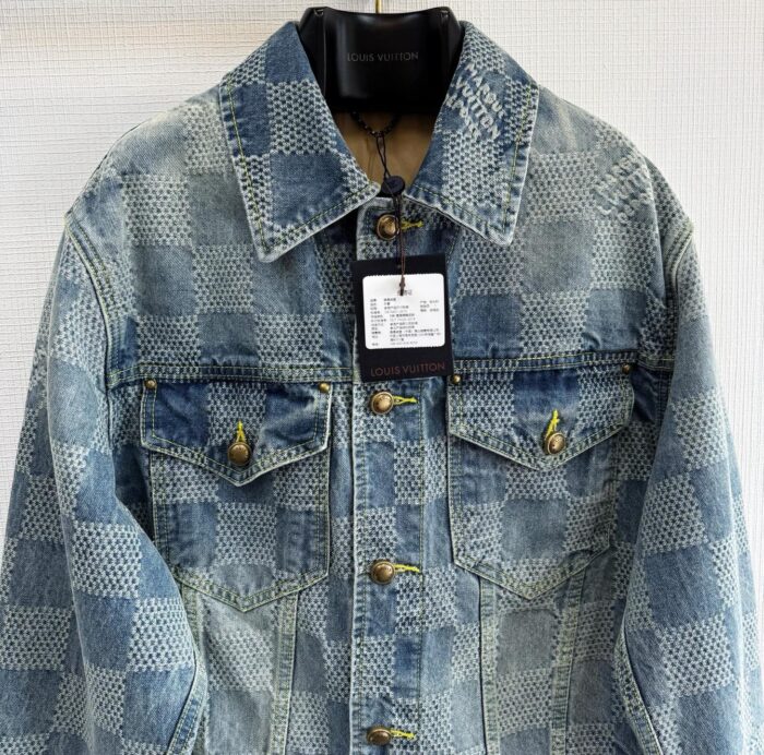 Giacca jeans a quadri moderni con bottoni in ottone, stile vintage e design innovativo.