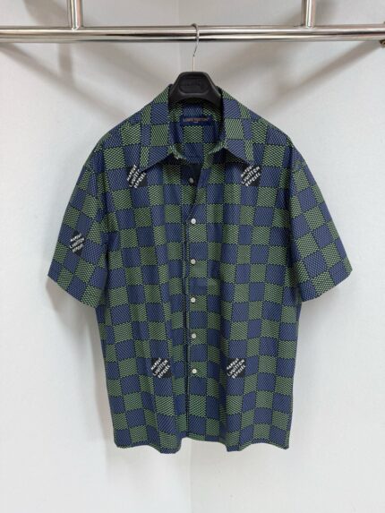 Camicia corta a quadri verde e blu con dettagli artistici, stile casual e moderno.
