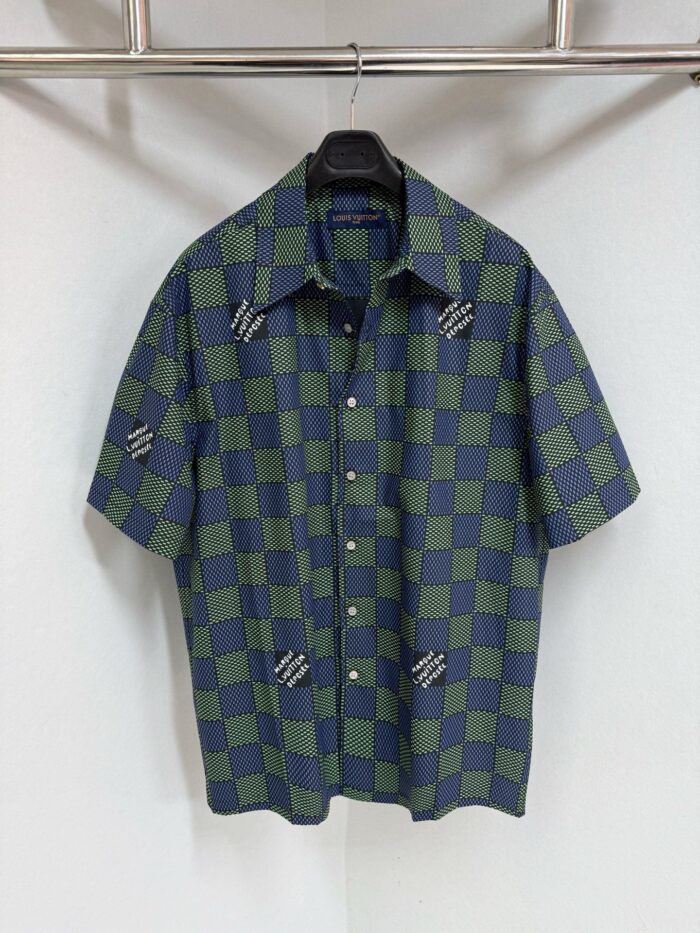 Camicia corta a quadri verde e blu con dettagli artistici, stile casual e moderno.