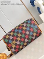 Borsa colorata con motivo checkered, dettagli in oro e tracolla regolabile, elegante e versatile.