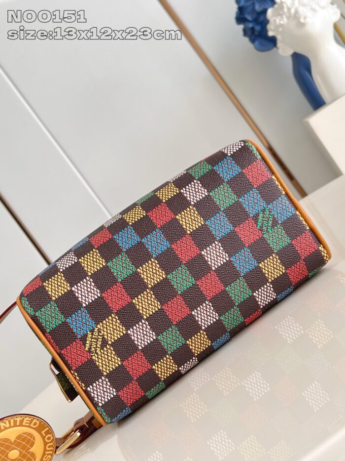 Borsa colorata con motivo checkered, dettagli in oro e tracolla regolabile, elegante e versatile.