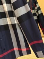 Camicia a quadri navy, grigia e rossa, stile elegante e casual per ogni occasione.