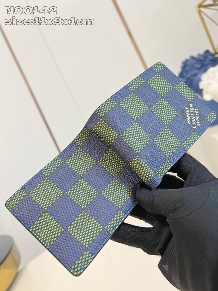 Portafoglio elegante con motivo checkered blu e verde, pratico e di design moderno.