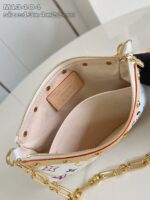 Borsa elegante con interno spazioso, dettagli in oro e tracolla in stile versatile.