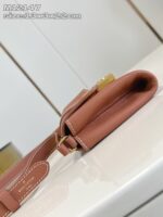 Borsa in pelle beige con dettagli dorati, stile moderno ed elegante per ogni occasione.