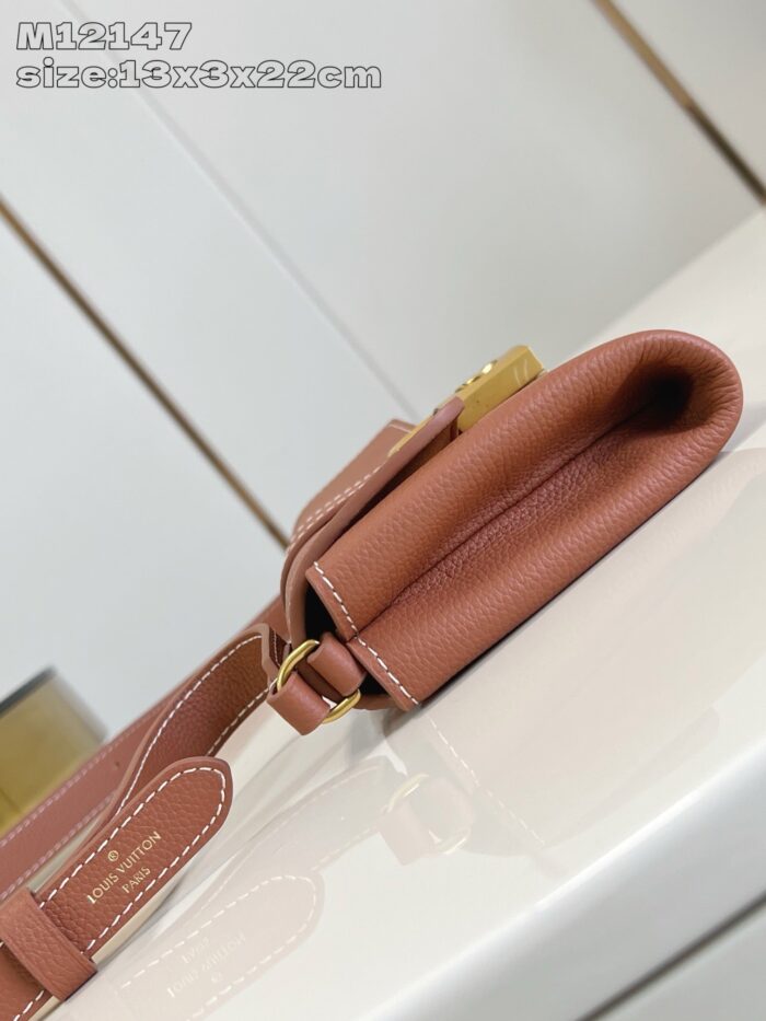 Borsa in pelle beige con dettagli dorati, stile moderno ed elegante per ogni occasione.
