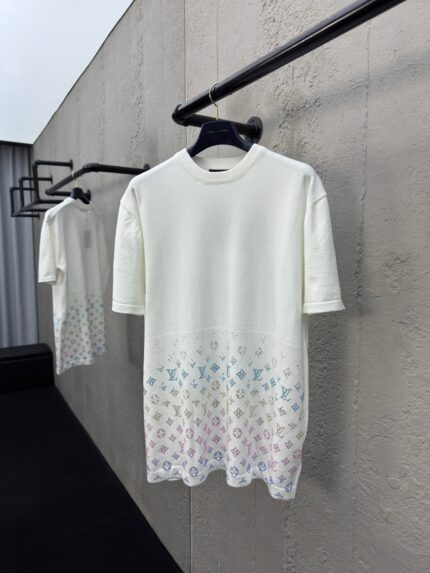 T-shirt bianca moderna con design pastello e motivo artistico, perfetta per uno stile elegante e casual.