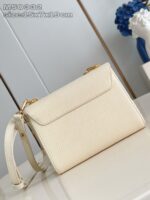 Borsa elegante bianca in pelle con tracolla removibile, stile moderno e raffinato.