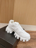 Scarpa sneaker bianca oversize con suola moderna, design minimalista e stile casual elegante.