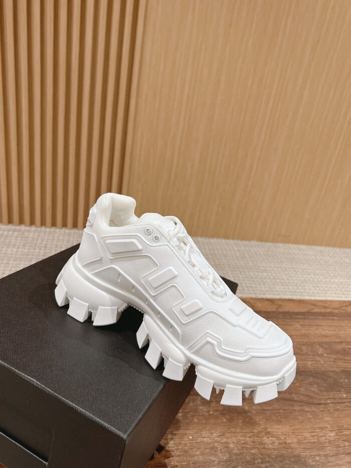 Scarpa sneaker bianca oversize con suola moderna, design minimalista e stile casual elegante.