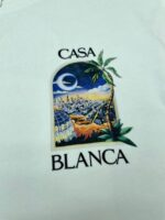 Design del logo Casa Blanca con scena urbana e paesaggio tropicale notturno.