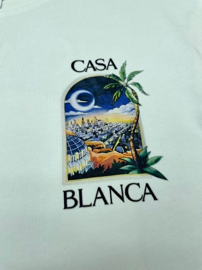 Design del logo Casa Blanca con scena urbana e paesaggio tropicale notturno.