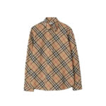 Camicia a quadri beige, rossa e nera, classica e versatile per uomo.