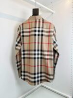 Camicia tartan beige con dettagli rossi, blu navy e design classico, stile elegante e casual.