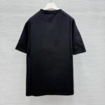 Maglietta nera semplice senza stampe, in cotone morbido, stile casual e versatile.