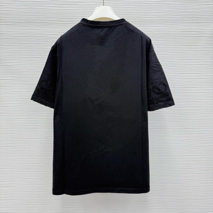 Maglietta nera semplice senza stampe, in cotone morbido, stile casual e versatile.