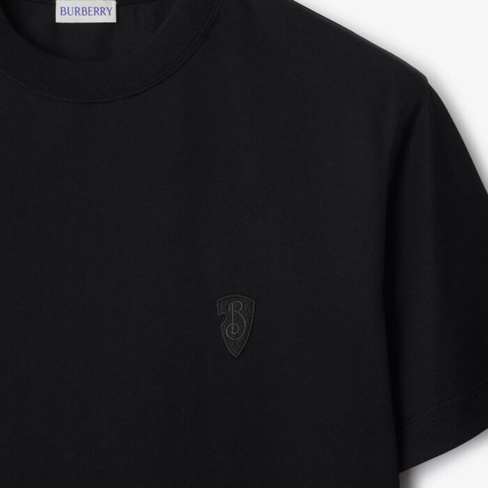 T-SHIRT NERA BURBERRY, LOGO SOTTILE, CASUAL E ELEGANTE, MADE IN ITALY.