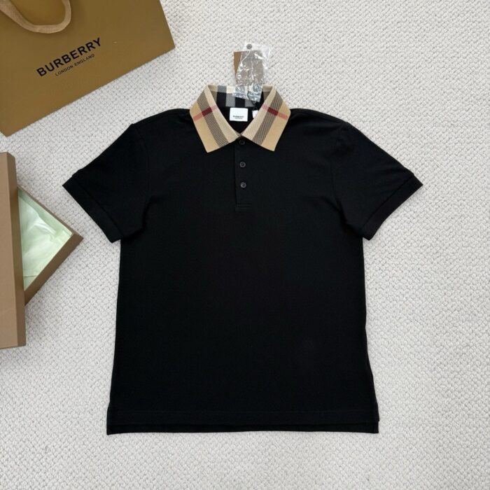 Poloshirt nero Burberry con colletto checkered, elegante e di alta qualità in cotone morbido.