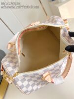 Borsa a quadretti con dettagli dorati, interna spaziosa e stile elegante.