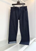 Jeans uomo in denim blu scuro, taglio dritto, dettaglio cuffia, stile casual e durevole.