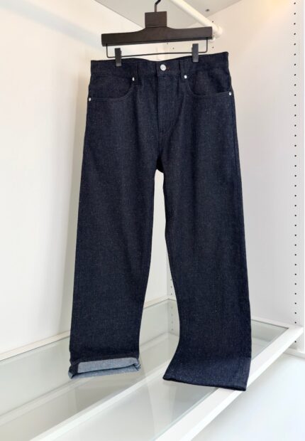 Jeans uomo in denim blu scuro, taglio dritto, dettaglio cuffia, stile casual e durevole.