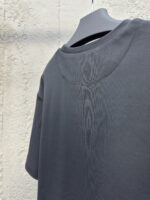 T-shirt nera girocollo in cotone, stile semplice ed elegante, ideale per ogni look casual.