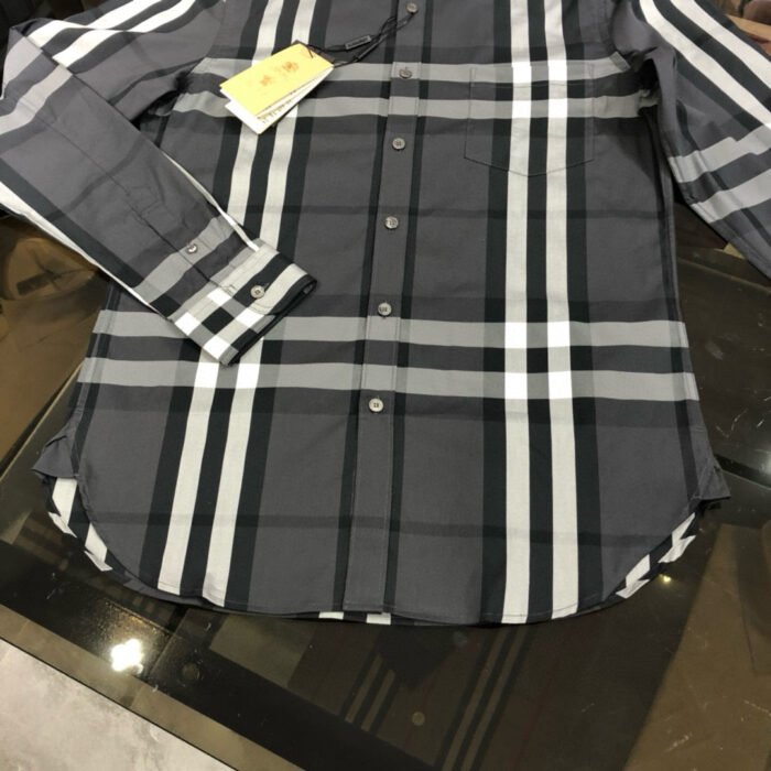 Camicia uomo grigia denim con motivo a quadri, bottoni sui polsini e collo classico.