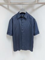 Camicia uomo navy a maniche corte, stile moderno e versatile, tessuto sottile e dettagli eleganti.