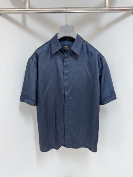 Camicia uomo navy a maniche corte, stile moderno e versatile, tessuto sottile e dettagli eleganti.