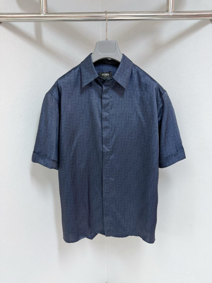 Camicia uomo navy a maniche corte, stile moderno e versatile, tessuto sottile e dettagli eleganti.