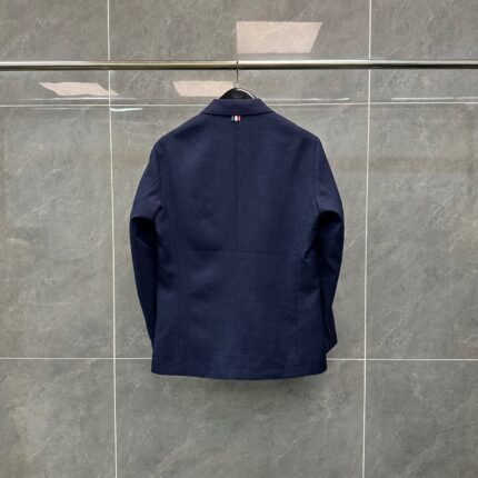 Giacca classica blu navy minimalista, elegante, perfetta per look professionale e sofisticato.