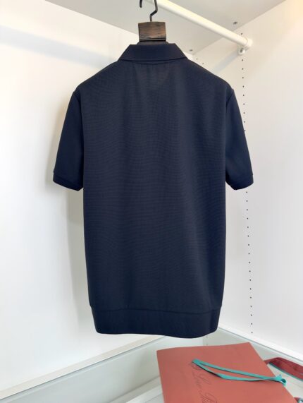 Maglietta polo navy classica in vetrina, con gancio e dettaglio rosso sottostante.