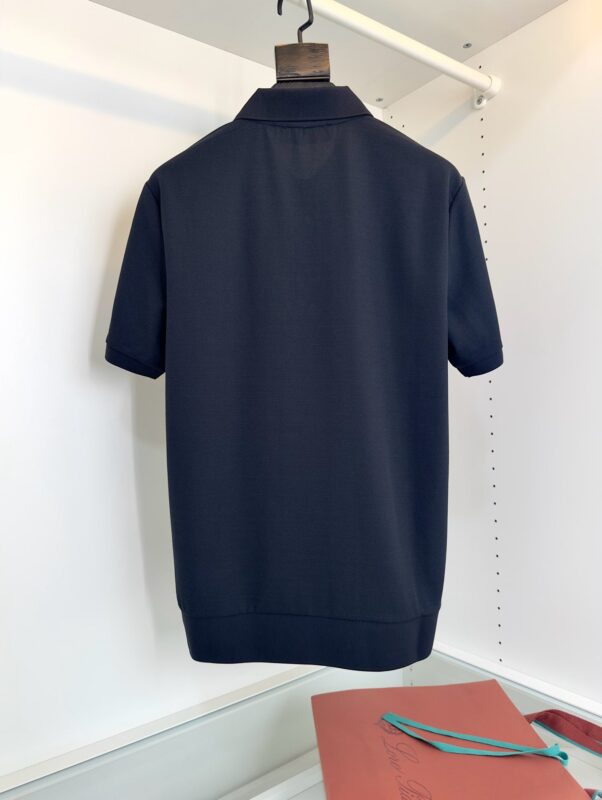 Maglietta polo navy classica in vetrina, con gancio e dettaglio rosso sottostante.
